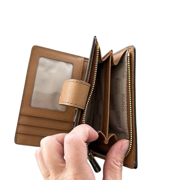 Michael Kors Hamilton Travel Messenger Crossbody Bag and matching wallet - Picture 8 of 10